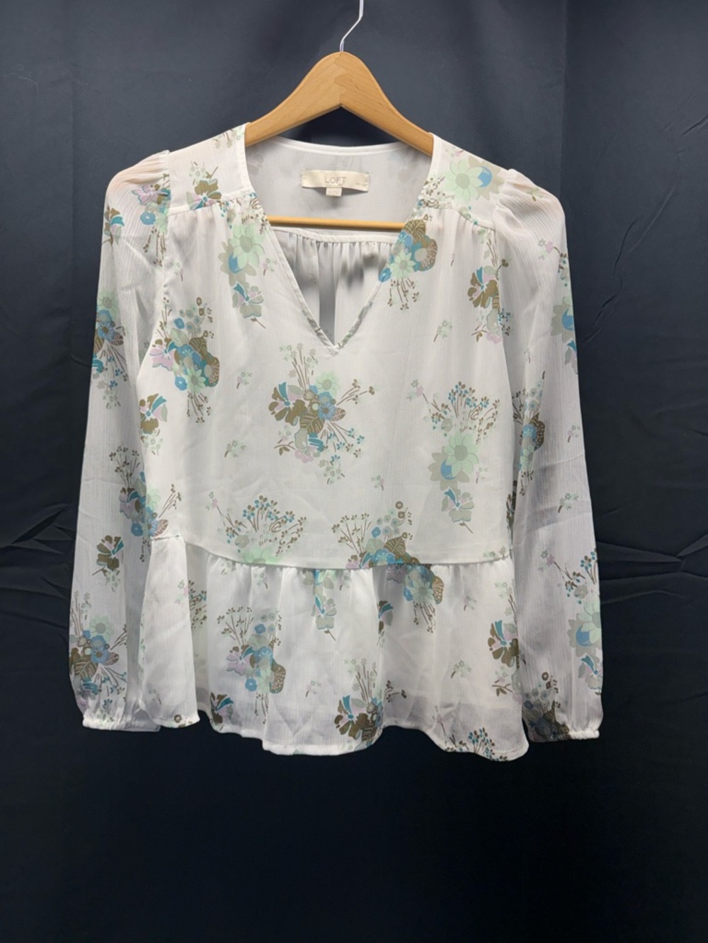 LOFT Cream Floral Peplum V-Neck Blouse with Blue & Green Accents Sz SP (17ao)